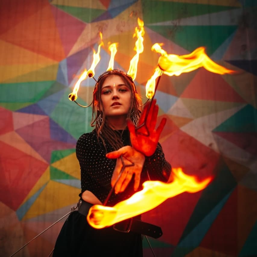 Необычный род деятельности позволяет Ане Ореховой путешествовать по всему миру, собирать впечатления и зарабатывать деньги одновременно. Например, сейчас перформер и пиротехник находится в одном из мальдивских отелей, где работает… русалкой!