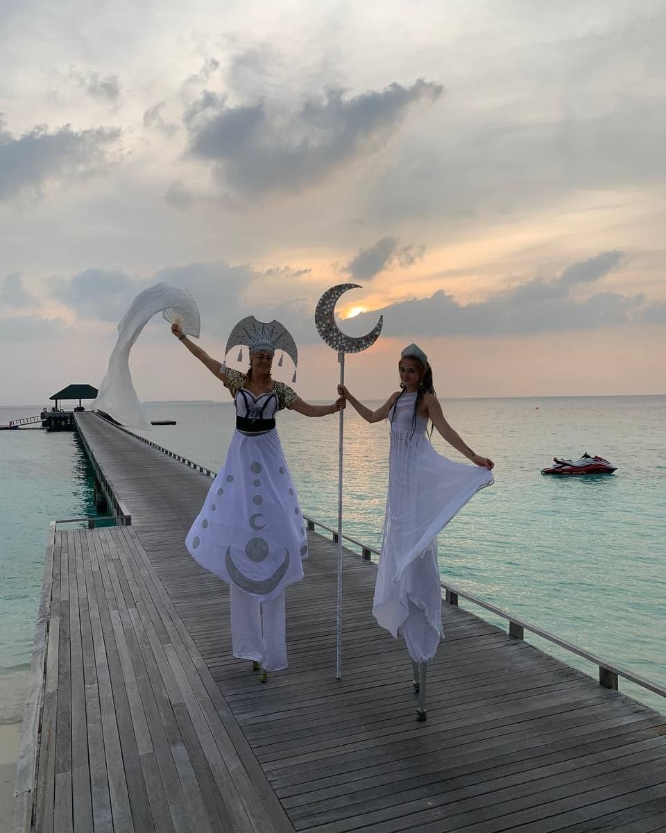 Необычный род деятельности позволяет Ане Ореховой путешествовать по всему миру, собирать впечатления и зарабатывать деньги одновременно. Например, сейчас перформер и пиротехник находится в одном из мальдивских отелей, где работает… русалкой!