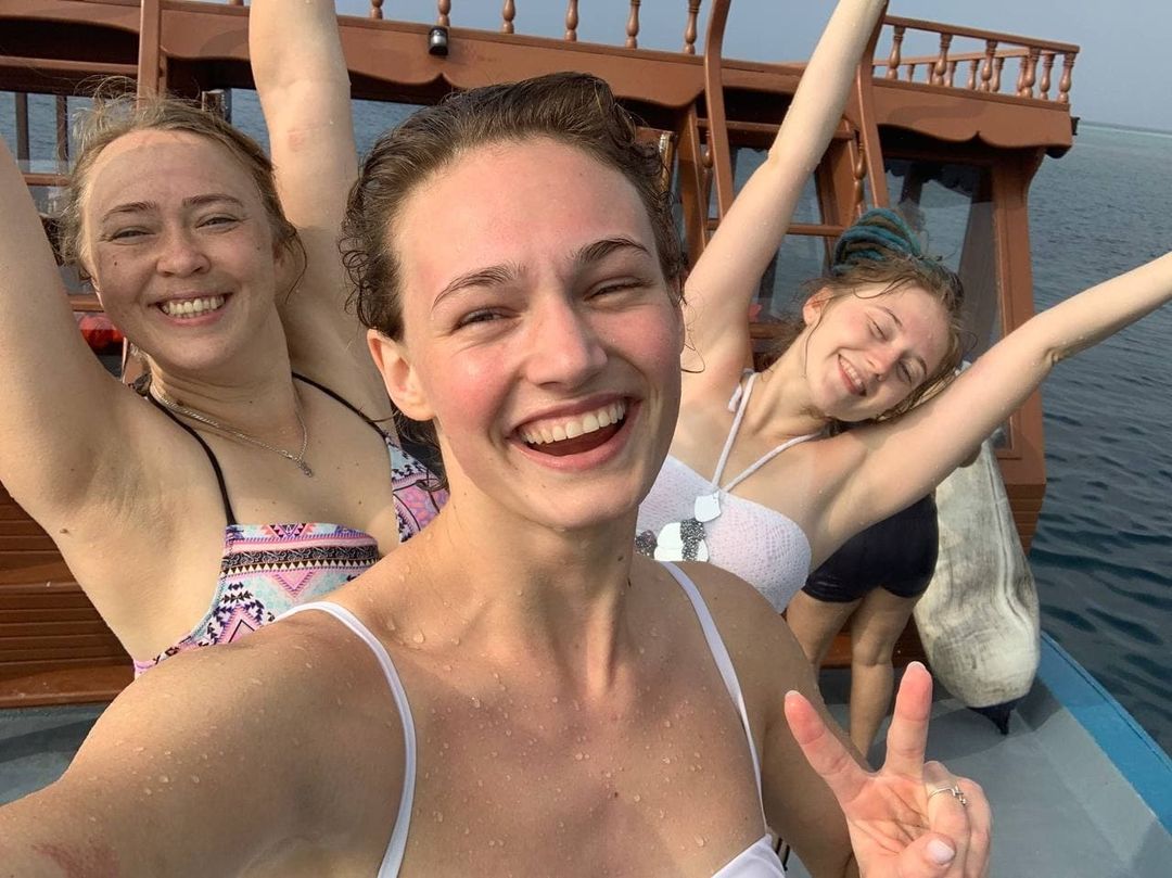 Необычный род деятельности позволяет Ане Ореховой путешествовать по всему миру, собирать впечатления и зарабатывать деньги одновременно. Например, сейчас перформер и пиротехник находится в одном из мальдивских отелей, где работает… русалкой!