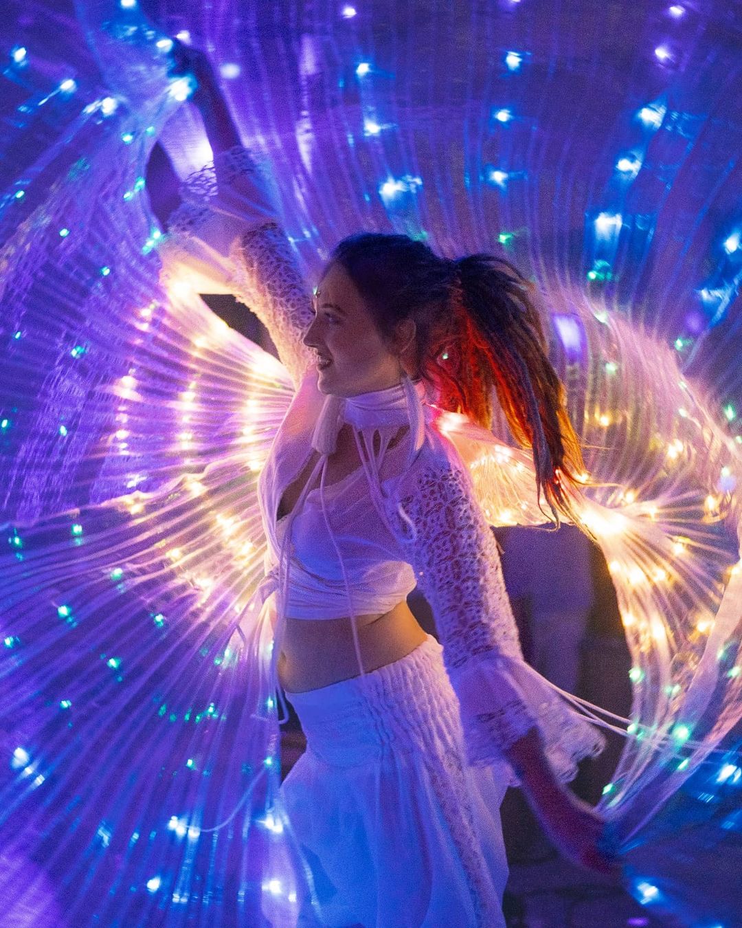 Необычный род деятельности позволяет Ане Ореховой путешествовать по всему миру, собирать впечатления и зарабатывать деньги одновременно. Например, сейчас перформер и пиротехник находится в одном из мальдивских отелей, где работает… русалкой!