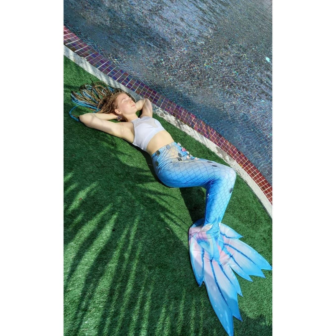 Необычный род деятельности позволяет Ане Ореховой путешествовать по всему миру, собирать впечатления и зарабатывать деньги одновременно. Например, сейчас перформер и пиротехник находится в одном из мальдивских отелей, где работает… русалкой!