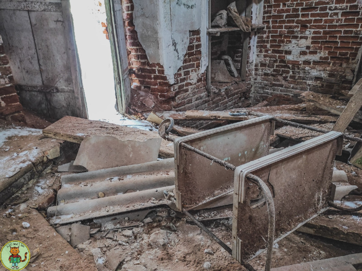 От памятника старины с ценными произведениями искусства до склада и заброшки путь всего в сотню лет. И история церкви в селе Барское-Татарово - тому наглядный пример.