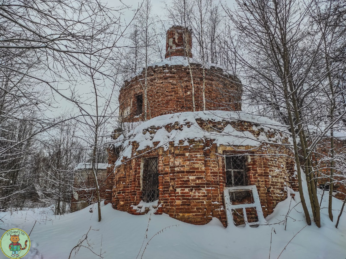 От памятника старины с ценными произведениями искусства до склада и заброшки путь всего в сотню лет. И история церкви в селе Барское-Татарово - тому наглядный пример.