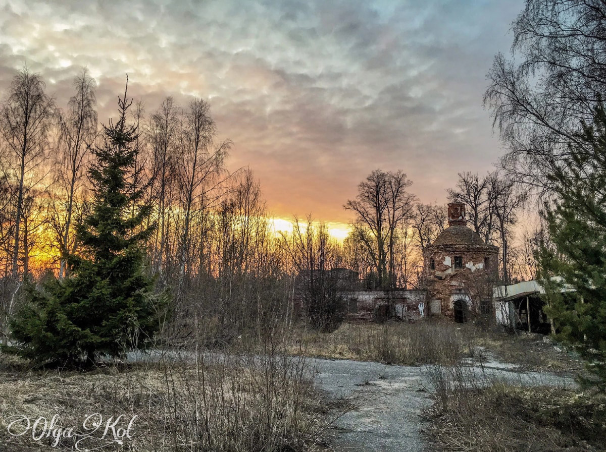 От памятника старины с ценными произведениями искусства до склада и заброшки путь всего в сотню лет. И история церкви в селе Барское-Татарово - тому наглядный пример.