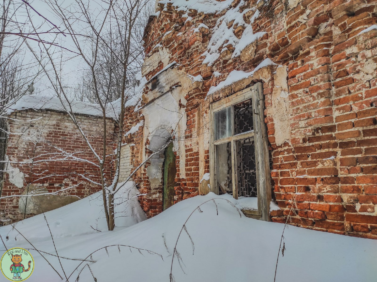 От памятника старины с ценными произведениями искусства до склада и заброшки путь всего в сотню лет. И история церкви в селе Барское-Татарово - тому наглядный пример.