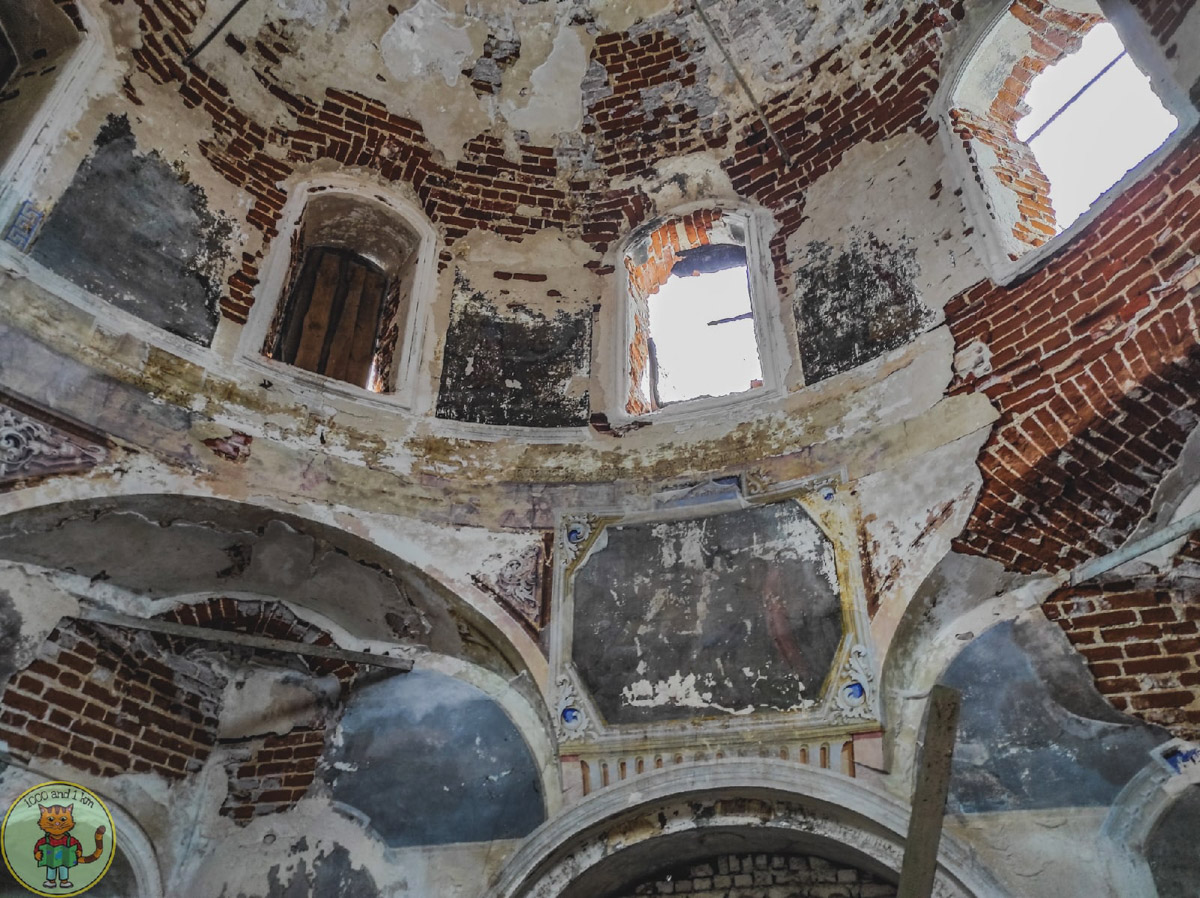 От памятника старины с ценными произведениями искусства до склада и заброшки путь всего в сотню лет. И история церкви в селе Барское-Татарово - тому наглядный пример.