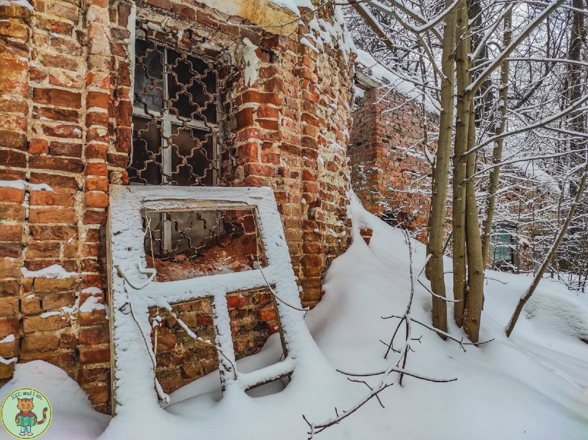 От памятника старины с ценными произведениями искусства до склада и заброшки путь всего в сотню лет. И история церкви в селе Барское-Татарово - тому наглядный пример.