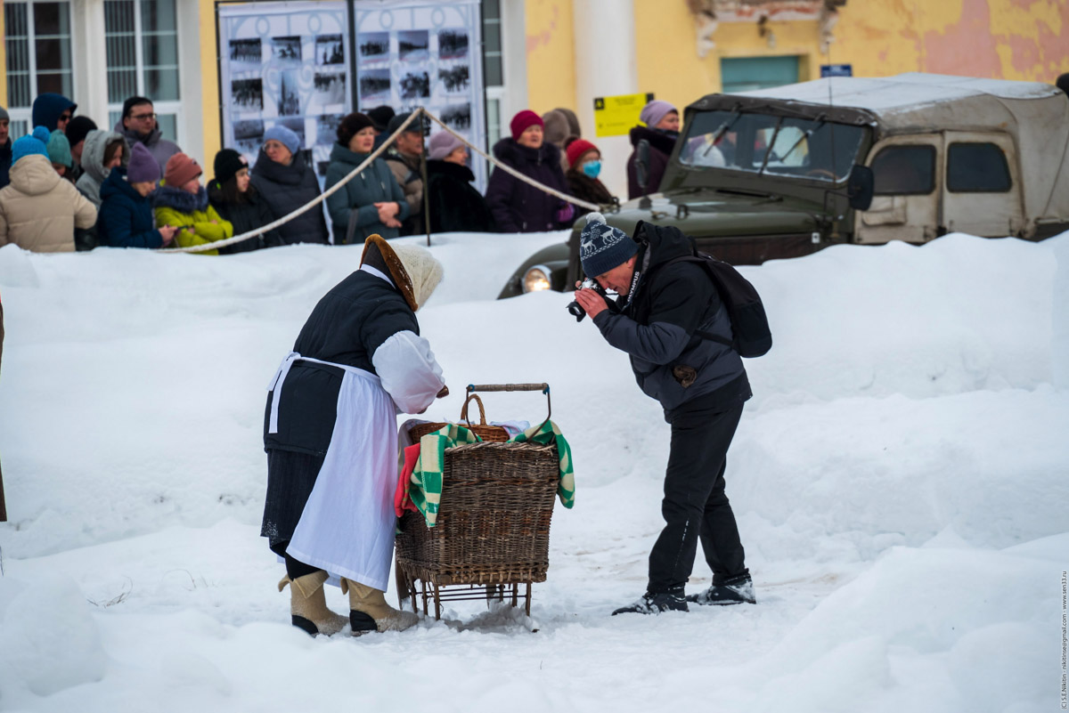 Каким выглядел Ковров 50 лет назад? Реконструкторы города оружейников знают ответ, а потому на днях предложили путешествие в прошлое. Масштабное действо позволило с головой окунуться в эпоху 70-х.