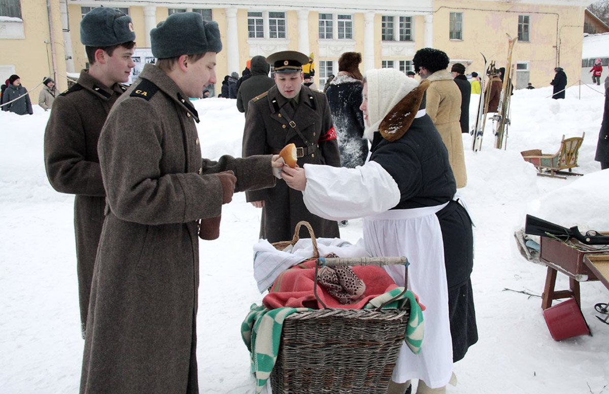 Каким выглядел Ковров 50 лет назад? Реконструкторы города оружейников знают ответ, а потому на днях предложили путешествие в прошлое. Масштабное действо позволило с головой окунуться в эпоху 70-х.