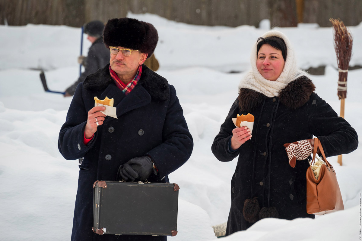 Каким выглядел Ковров 50 лет назад? Реконструкторы города оружейников знают ответ, а потому на днях предложили путешествие в прошлое. Масштабное действо позволило с головой окунуться в эпоху 70-х.