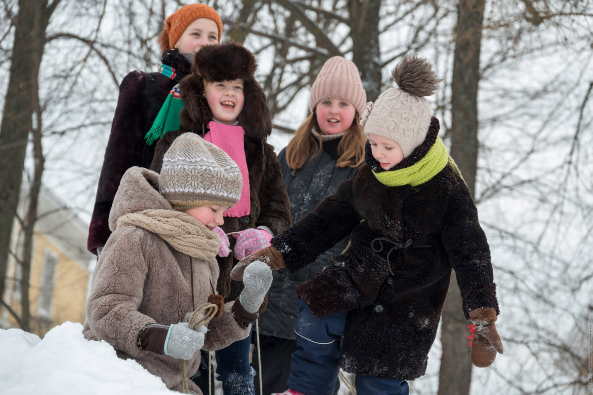 Каким выглядел Ковров 50 лет назад? Реконструкторы города оружейников знают ответ, а потому на днях предложили путешествие в прошлое. Масштабное действо позволило с головой окунуться в эпоху 70-х.