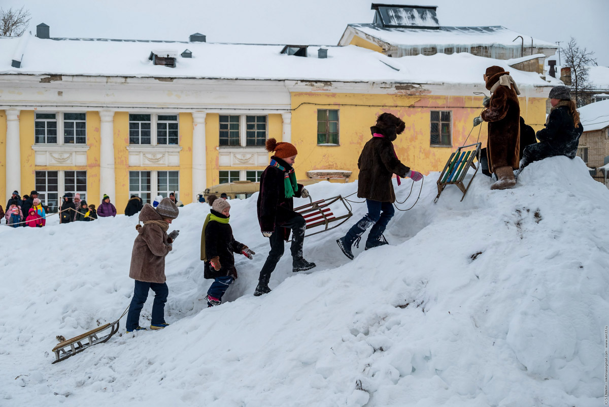 Каким выглядел Ковров 50 лет назад? Реконструкторы города оружейников знают ответ, а потому на днях предложили путешествие в прошлое. Масштабное действо позволило с головой окунуться в эпоху 70-х.