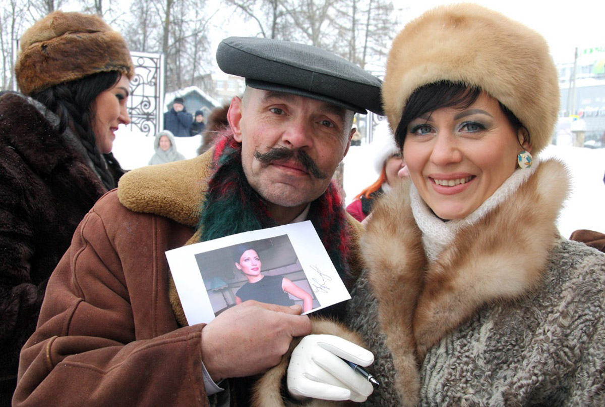 Каким выглядел Ковров 50 лет назад? Реконструкторы города оружейников знают ответ, а потому на днях предложили путешествие в прошлое. Масштабное действо позволило с головой окунуться в эпоху 70-х.