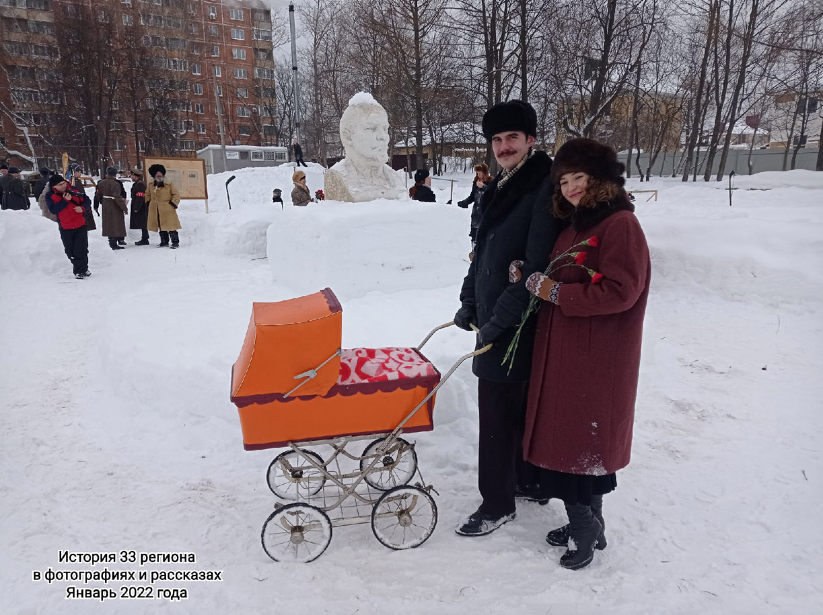 Каким выглядел Ковров 50 лет назад? Реконструкторы города оружейников знают ответ, а потому на днях предложили путешествие в прошлое. Масштабное действо позволило с головой окунуться в эпоху 70-х.