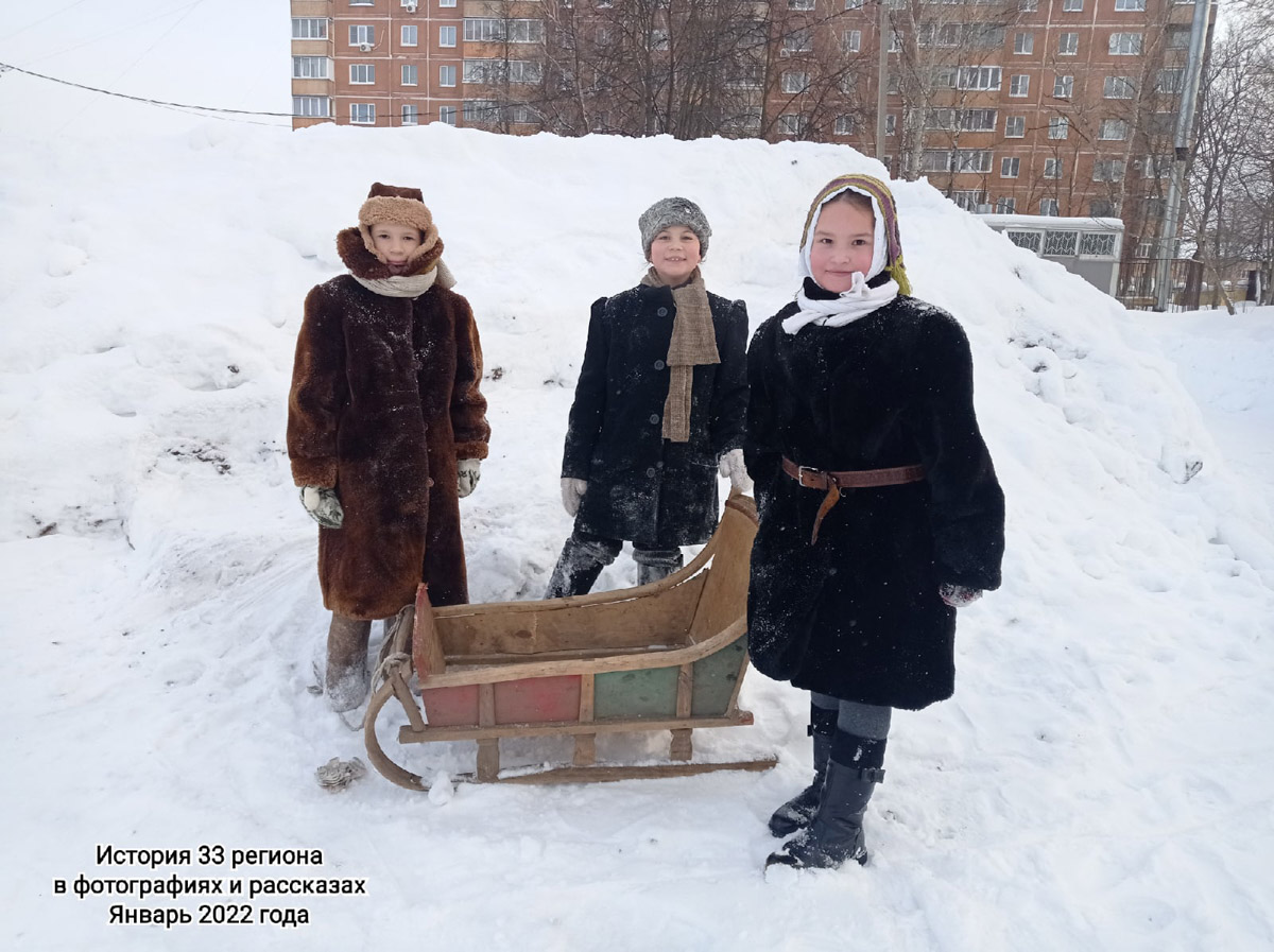 Каким выглядел Ковров 50 лет назад? Реконструкторы города оружейников знают ответ, а потому на днях предложили путешествие в прошлое. Масштабное действо позволило с головой окунуться в эпоху 70-х.