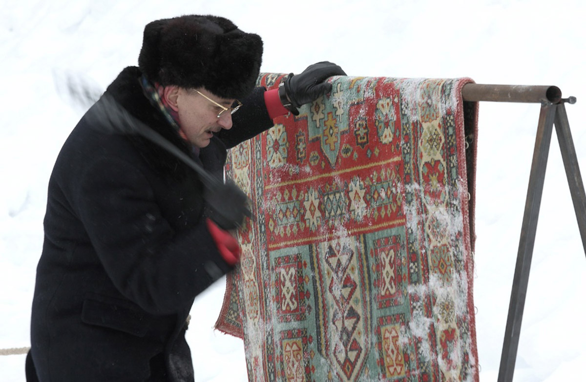 Каким выглядел Ковров 50 лет назад? Реконструкторы города оружейников знают ответ, а потому на днях предложили путешествие в прошлое. Масштабное действо позволило с головой окунуться в эпоху 70-х.