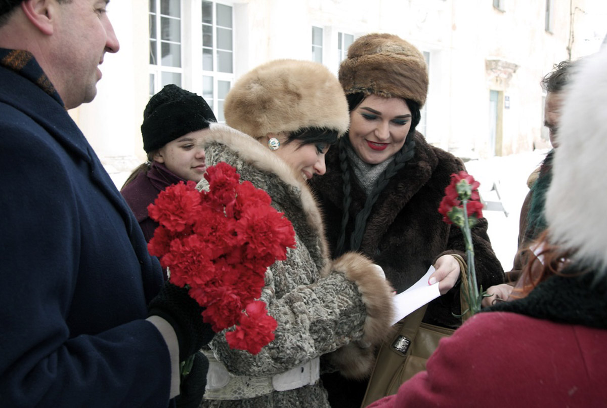 Каким выглядел Ковров 50 лет назад? Реконструкторы города оружейников знают ответ, а потому на днях предложили путешествие в прошлое. Масштабное действо позволило с головой окунуться в эпоху 70-х.