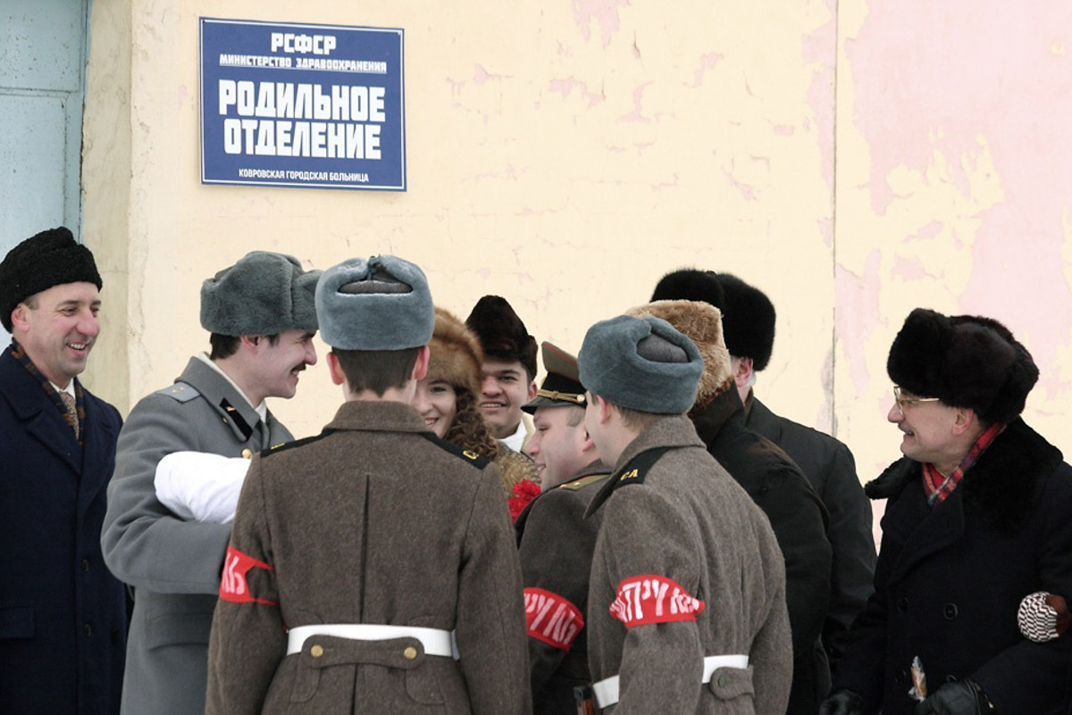 Каким выглядел Ковров 50 лет назад? Реконструкторы города оружейников знают ответ, а потому на днях предложили путешествие в прошлое. Масштабное действо позволило с головой окунуться в эпоху 70-х.