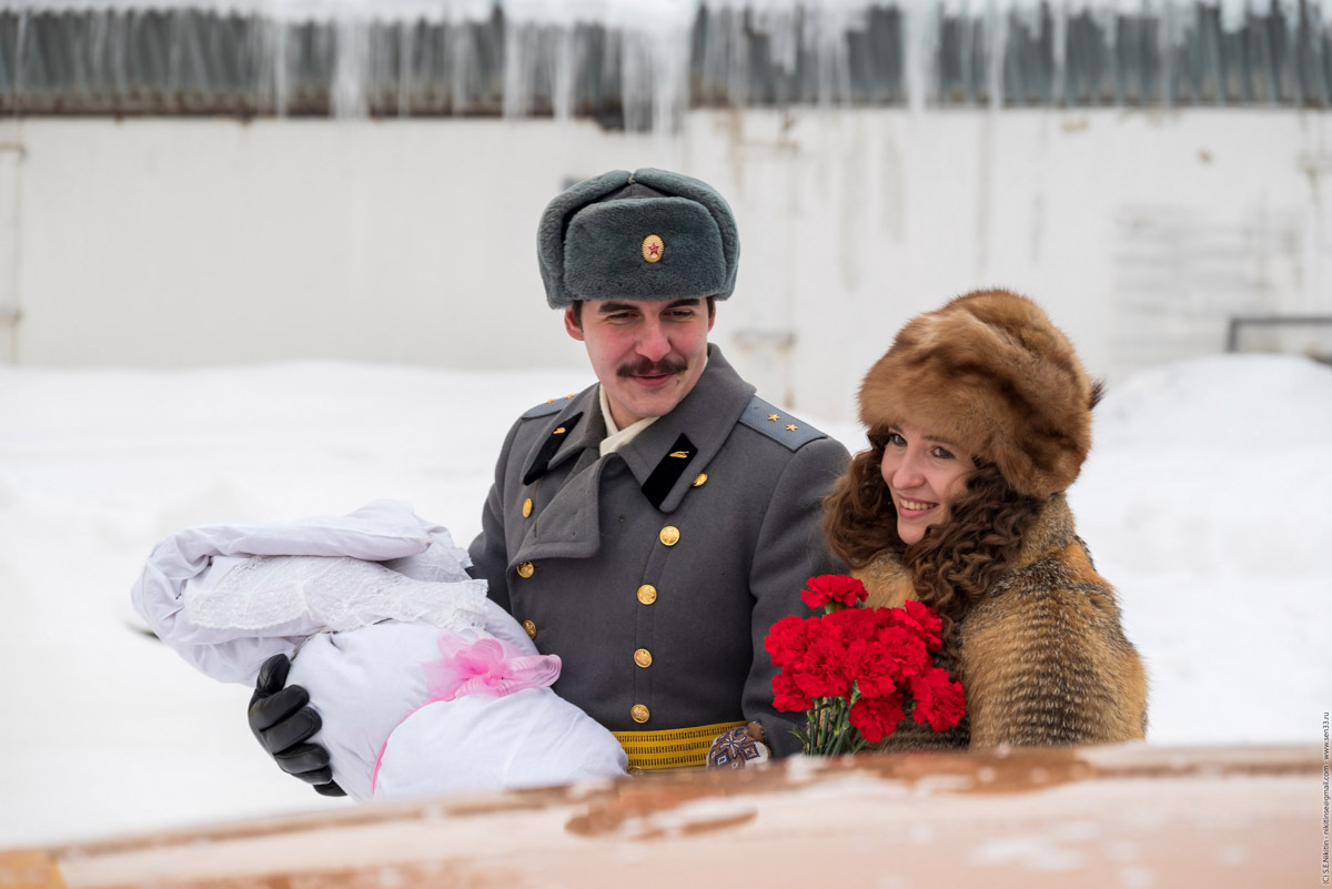 Каким выглядел Ковров 50 лет назад? Реконструкторы города оружейников знают ответ, а потому на днях предложили путешествие в прошлое. Масштабное действо позволило с головой окунуться в эпоху 70-х.