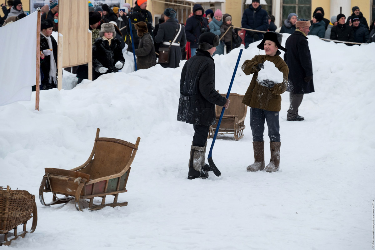 Каким выглядел Ковров 50 лет назад? Реконструкторы города оружейников знают ответ, а потому на днях предложили путешествие в прошлое. Масштабное действо позволило с головой окунуться в эпоху 70-х.