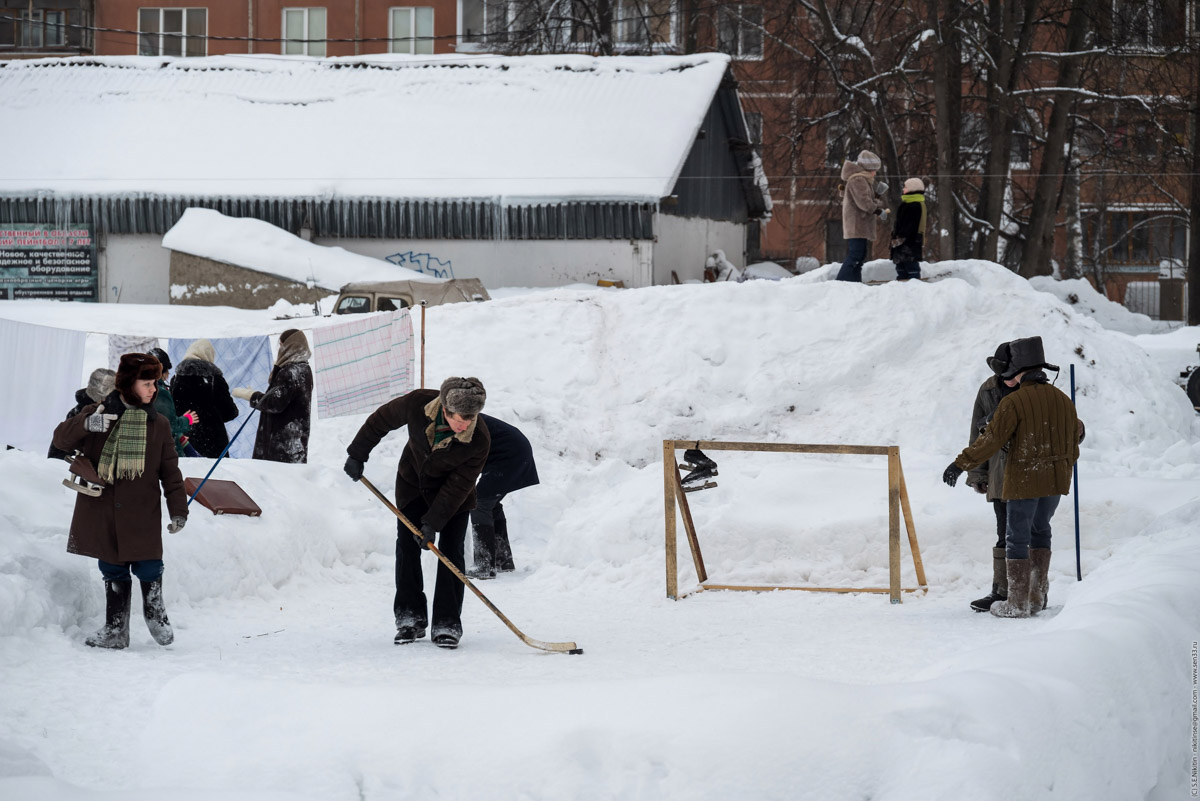 Каким выглядел Ковров 50 лет назад? Реконструкторы города оружейников знают ответ, а потому на днях предложили путешествие в прошлое. Масштабное действо позволило с головой окунуться в эпоху 70-х.
