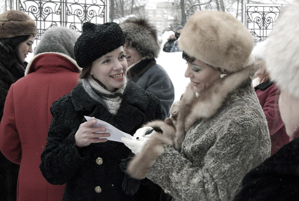 Каким выглядел Ковров 50 лет назад? Реконструкторы города оружейников знают ответ, а потому на днях предложили путешествие в прошлое. Масштабное действо позволило с головой окунуться в эпоху 70-х.