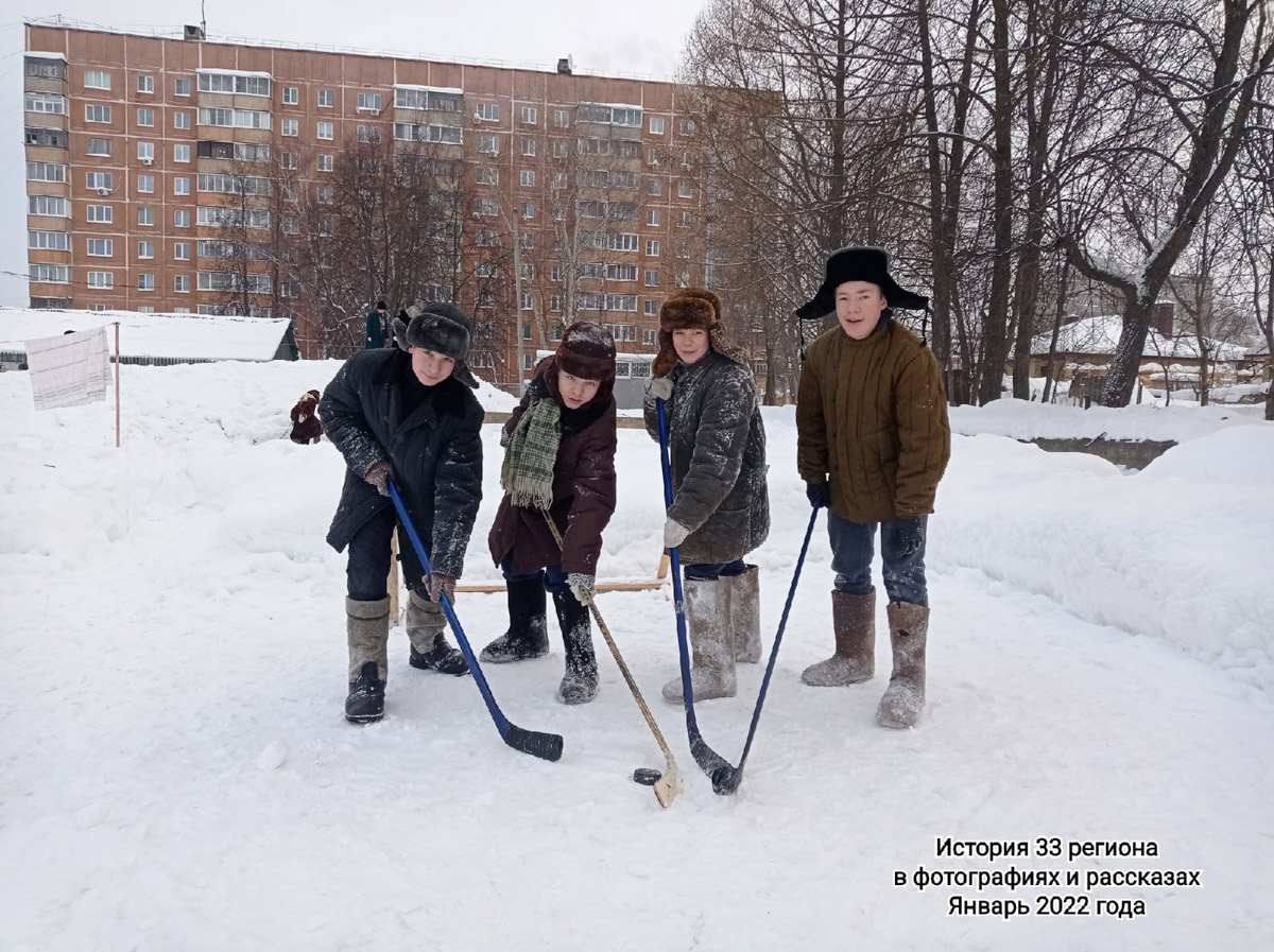 Каким выглядел Ковров 50 лет назад? Реконструкторы города оружейников знают ответ, а потому на днях предложили путешествие в прошлое. Масштабное действо позволило с головой окунуться в эпоху 70-х.