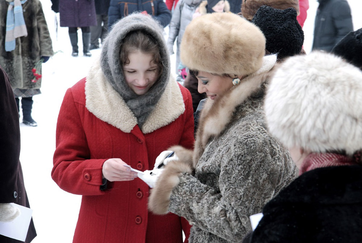 Каким выглядел Ковров 50 лет назад? Реконструкторы города оружейников знают ответ, а потому на днях предложили путешествие в прошлое. Масштабное действо позволило с головой окунуться в эпоху 70-х.