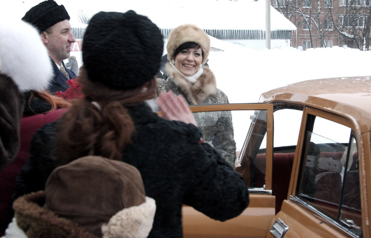 Каким выглядел Ковров 50 лет назад? Реконструкторы города оружейников знают ответ, а потому на днях предложили путешествие в прошлое. Масштабное действо позволило с головой окунуться в эпоху 70-х.