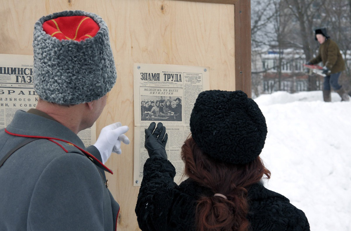 Каким выглядел Ковров 50 лет назад? Реконструкторы города оружейников знают ответ, а потому на днях предложили путешествие в прошлое. Масштабное действо позволило с головой окунуться в эпоху 70-х.