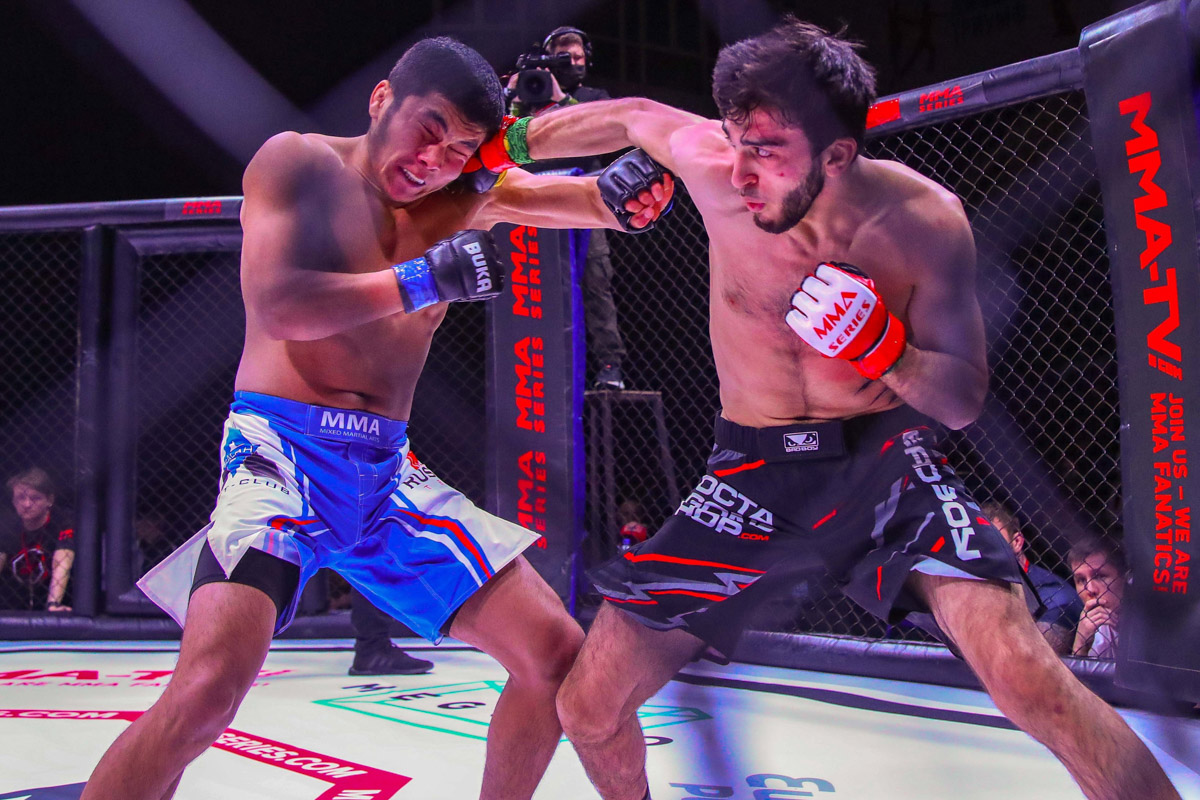 На профессиональной арене отличились сразу два наших спортсмена, представляющие муромский клуб смешанных единоборств. Парни одержали уверенные победы на турнире «ММА Серия-47». Оба завершили свои поединки досрочно в первом раунде.