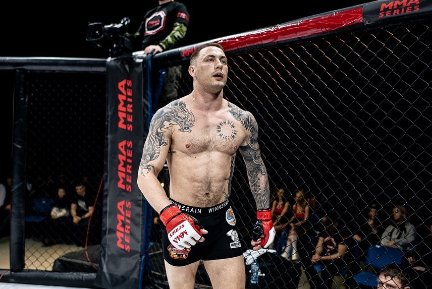 На профессиональной арене отличились сразу два наших спортсмена, представляющие муромский клуб смешанных единоборств. Парни одержали уверенные победы на турнире «ММА Серия-47». Оба завершили свои поединки досрочно в первом раунде.