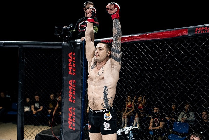 На профессиональной арене отличились сразу два наших спортсмена, представляющие муромский клуб смешанных единоборств. Парни одержали уверенные победы на турнире «ММА Серия-47». Оба завершили свои поединки досрочно в первом раунде.