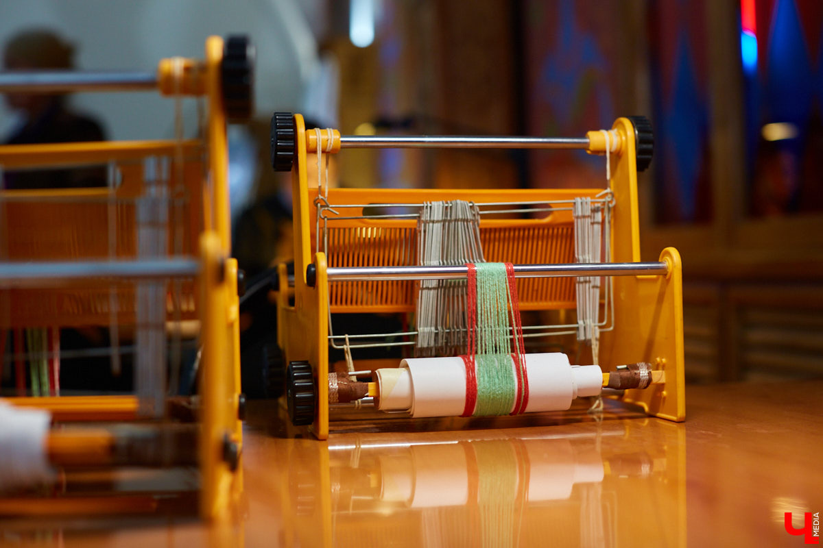 «Ключ-Медиа» посетил открытие экспозиции сценических и бытовых костюмов владимирского художника и текстильного дизайнера Татьяны Гребневой. Поговорили с ней о начале творческого пути, долгом процессе создания изделий и, конечно, главном источнике вдохновения.