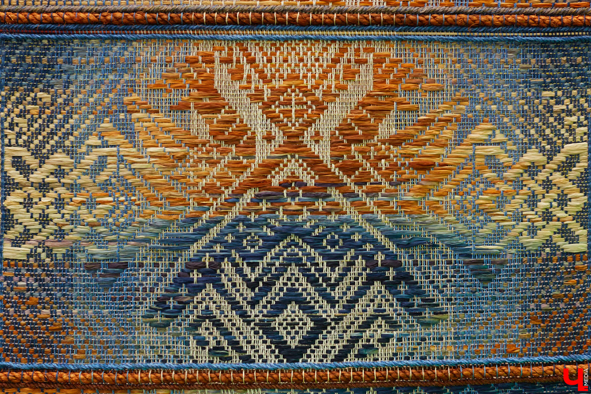 «Ключ-Медиа» посетил открытие экспозиции сценических и бытовых костюмов владимирского художника и текстильного дизайнера Татьяны Гребневой. Поговорили с ней о начале творческого пути, долгом процессе создания изделий и, конечно, главном источнике вдохновения.