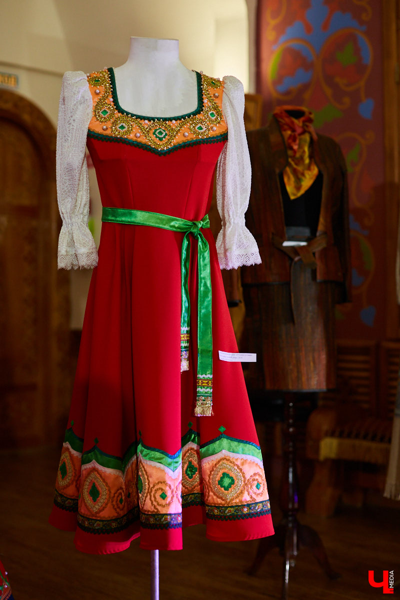 «Ключ-Медиа» посетил открытие экспозиции сценических и бытовых костюмов владимирского художника и текстильного дизайнера Татьяны Гребневой. Поговорили с ней о начале творческого пути, долгом процессе создания изделий и, конечно, главном источнике вдохновения.