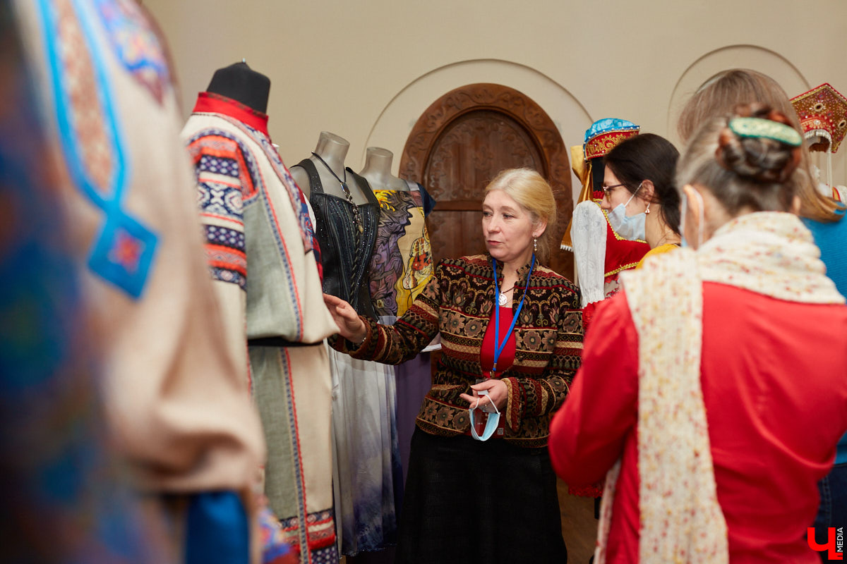 «Ключ-Медиа» посетил открытие экспозиции сценических и бытовых костюмов владимирского художника и текстильного дизайнера Татьяны Гребневой. Поговорили с ней о начале творческого пути, долгом процессе создания изделий и, конечно, главном источнике вдохновения.