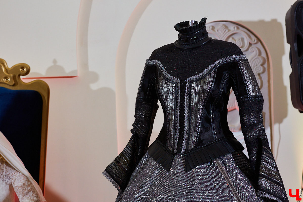 «Ключ-Медиа» посетил открытие экспозиции сценических и бытовых костюмов владимирского художника и текстильного дизайнера Татьяны Гребневой. Поговорили с ней о начале творческого пути, долгом процессе создания изделий и, конечно, главном источнике вдохновения.