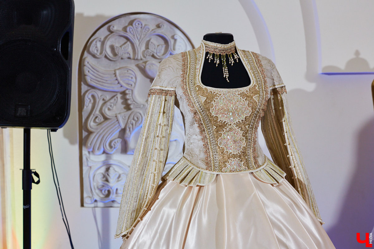 «Ключ-Медиа» посетил открытие экспозиции сценических и бытовых костюмов владимирского художника и текстильного дизайнера Татьяны Гребневой. Поговорили с ней о начале творческого пути, долгом процессе создания изделий и, конечно, главном источнике вдохновения.