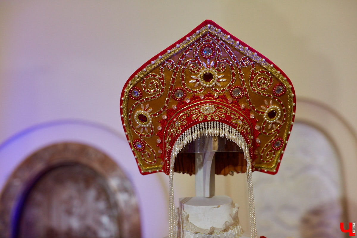 «Ключ-Медиа» посетил открытие экспозиции сценических и бытовых костюмов владимирского художника и текстильного дизайнера Татьяны Гребневой. Поговорили с ней о начале творческого пути, долгом процессе создания изделий и, конечно, главном источнике вдохновения.