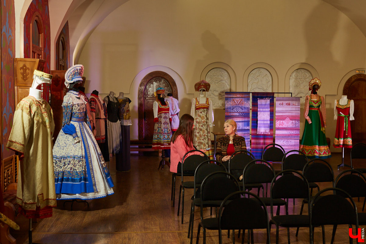 «Ключ-Медиа» посетил открытие экспозиции сценических и бытовых костюмов владимирского художника и текстильного дизайнера Татьяны Гребневой. Поговорили с ней о начале творческого пути, долгом процессе создания изделий и, конечно, главном источнике вдохновения.