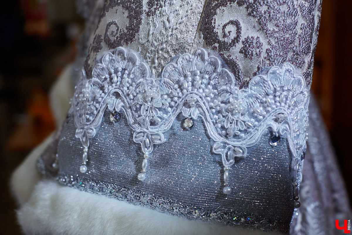 «Ключ-Медиа» посетил открытие экспозиции сценических и бытовых костюмов владимирского художника и текстильного дизайнера Татьяны Гребневой. Поговорили с ней о начале творческого пути, долгом процессе создания изделий и, конечно, главном источнике вдохновения.