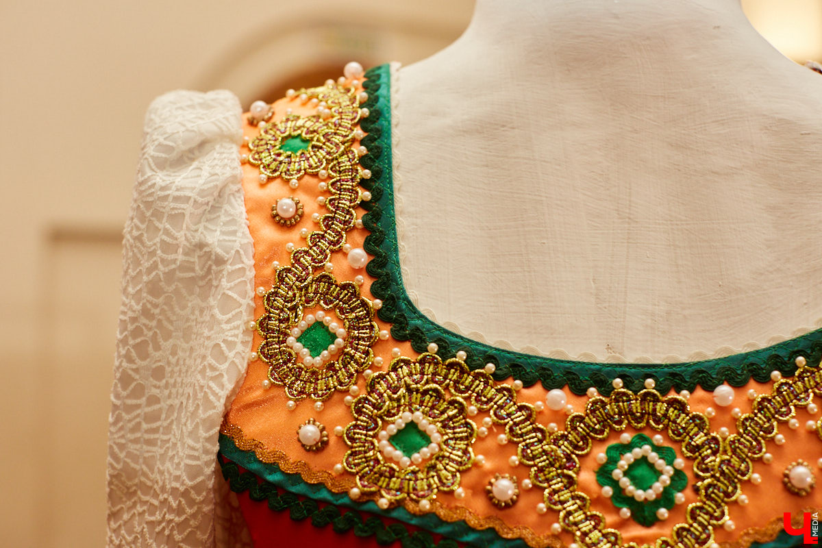 «Ключ-Медиа» посетил открытие экспозиции сценических и бытовых костюмов владимирского художника и текстильного дизайнера Татьяны Гребневой. Поговорили с ней о начале творческого пути, долгом процессе создания изделий и, конечно, главном источнике вдохновения.