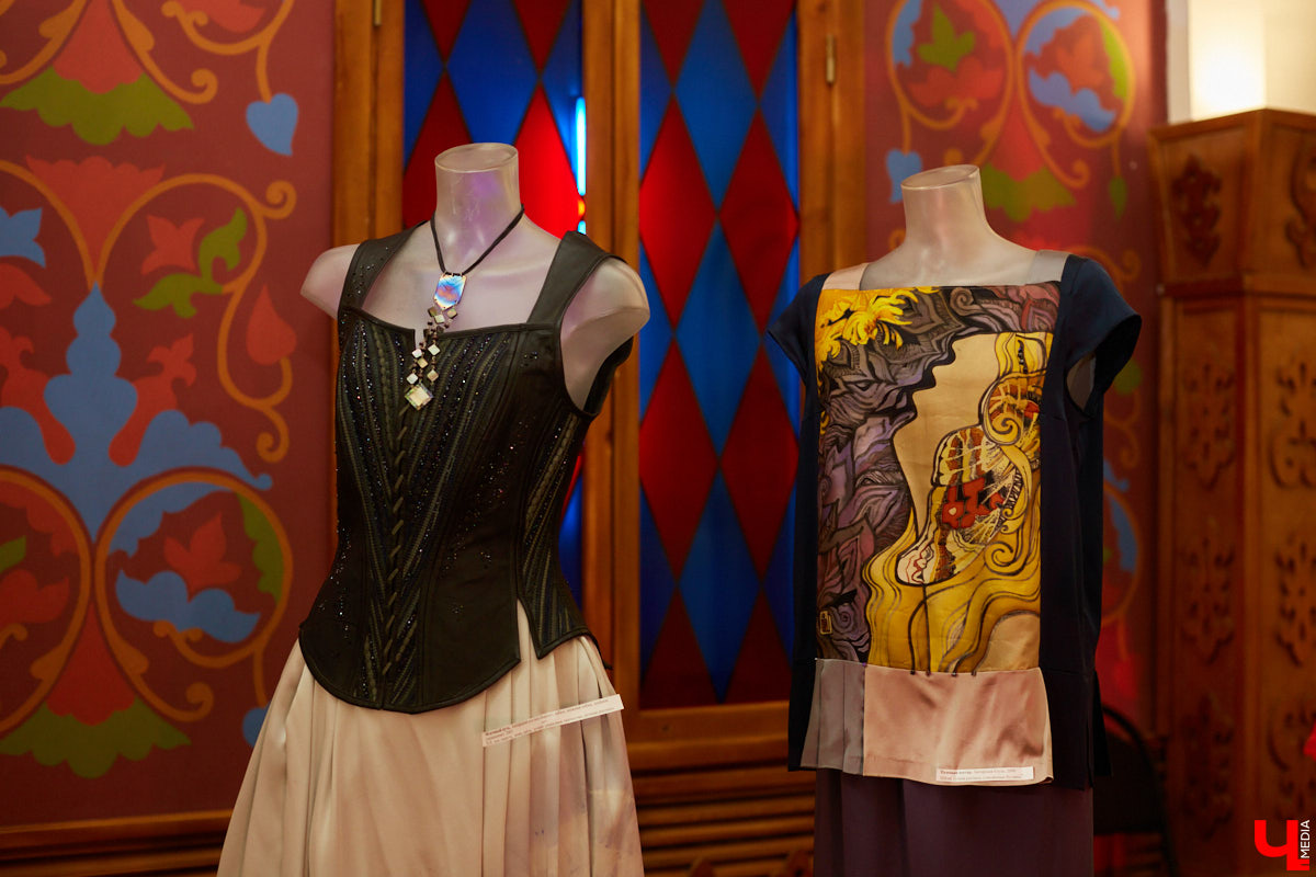 «Ключ-Медиа» посетил открытие экспозиции сценических и бытовых костюмов владимирского художника и текстильного дизайнера Татьяны Гребневой. Поговорили с ней о начале творческого пути, долгом процессе создания изделий и, конечно, главном источнике вдохновения.