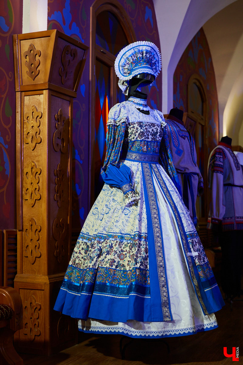 «Ключ-Медиа» посетил открытие экспозиции сценических и бытовых костюмов владимирского художника и текстильного дизайнера Татьяны Гребневой. Поговорили с ней о начале творческого пути, долгом процессе создания изделий и, конечно, главном источнике вдохновения.