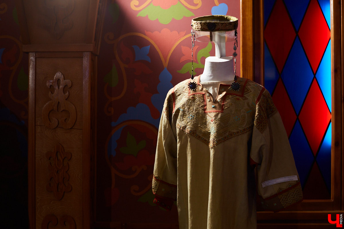 «Ключ-Медиа» посетил открытие экспозиции сценических и бытовых костюмов владимирского художника и текстильного дизайнера Татьяны Гребневой. Поговорили с ней о начале творческого пути, долгом процессе создания изделий и, конечно, главном источнике вдохновения.