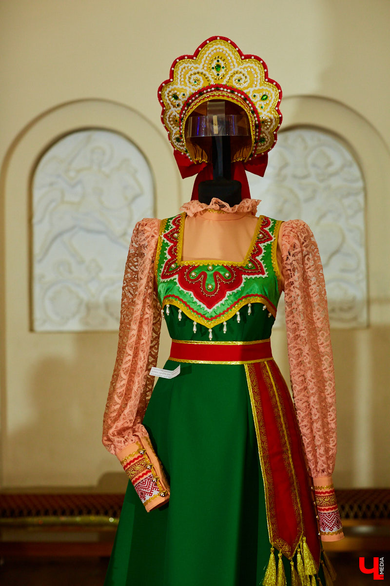 «Ключ-Медиа» посетил открытие экспозиции сценических и бытовых костюмов владимирского художника и текстильного дизайнера Татьяны Гребневой. Поговорили с ней о начале творческого пути, долгом процессе создания изделий и, конечно, главном источнике вдохновения.