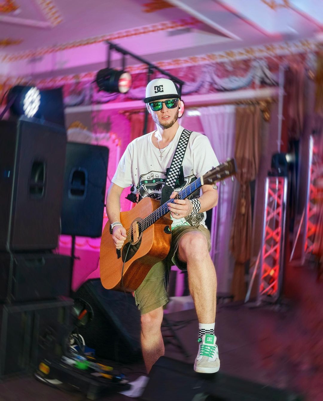 Роман Потехин - видеоинженер в областной филармонии, вокалист на семейных тусовках, гитарист в кавер-бэнде «ПушкарьFM», велосипедист по выходным, начинающий Insta-блогер. В последнее время Роман «подсел» на гитару и снимает качественные Reels с каверами на известные или сложные произведения.