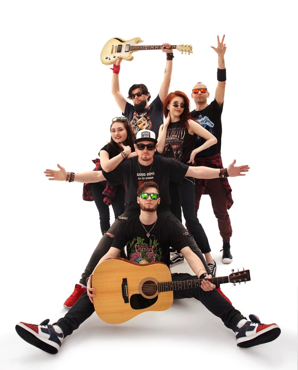 Роман Потехин - видеоинженер в областной филармонии, вокалист на семейных тусовках, гитарист в кавер-бэнде «ПушкарьFM», велосипедист по выходным, начинающий Insta-блогер. В последнее время Роман «подсел» на гитару и снимает качественные Reels с каверами на известные или сложные произведения.