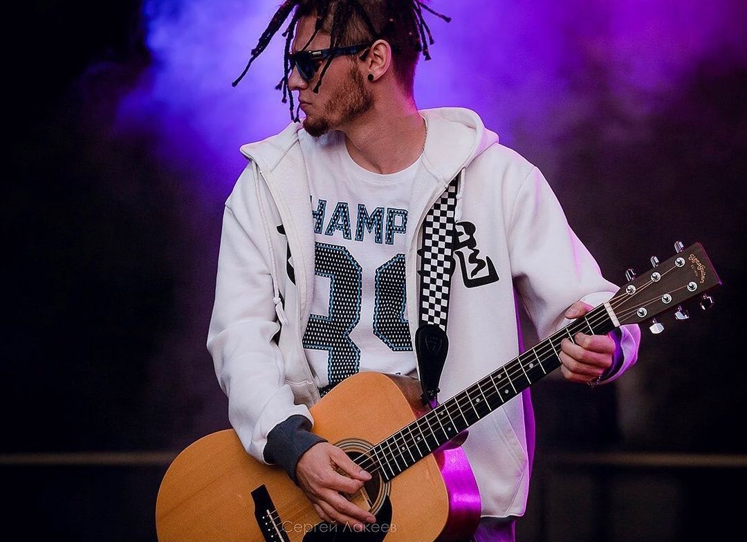 Роман Потехин - видеоинженер в областной филармонии, вокалист на семейных тусовках, гитарист в кавер-бэнде «ПушкарьFM», велосипедист по выходным, начинающий Insta-блогер. В последнее время Роман «подсел» на гитару и снимает качественные Reels с каверами на известные или сложные произведения.